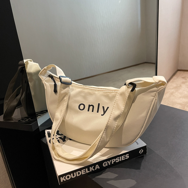 2022 nuevo bolso de las mujeres de alta calidad de moda todo partido hombro bolsa de mensajero popular estilo occidental nylon dumpling pequeña bolsa de moda