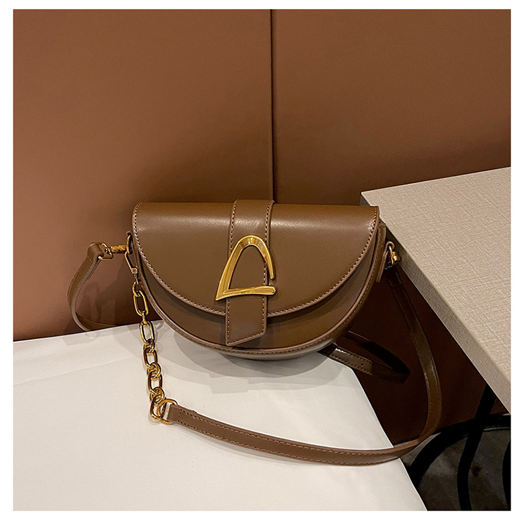 Women's Small All Seasons Pu Leather Solid Color Classic Style Oval Magnetic Buckle Saddle Bag display picture 2