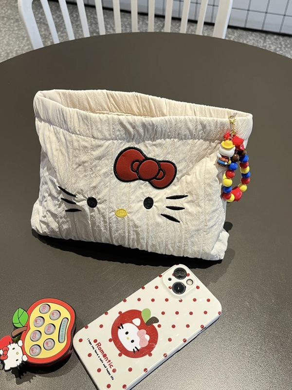 新しいオリジナル刺繍キティ収納バッグ、大容量化粧品バッグ、ポータブルな質感の手持ちトイレタリーバッグ|undefined