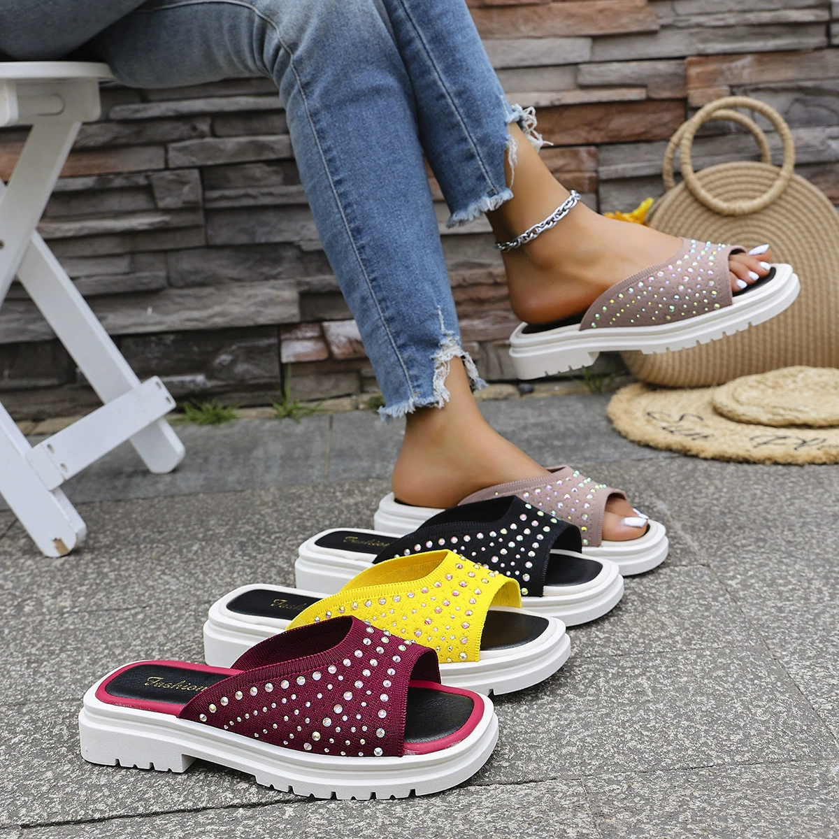 Женские летние пляжные шлепанцы 2025 года, новые, повседневные, из ткани с плетением, с камнями, мягкой подошвой, на толстом каблуке, модные сандалии больших размеров