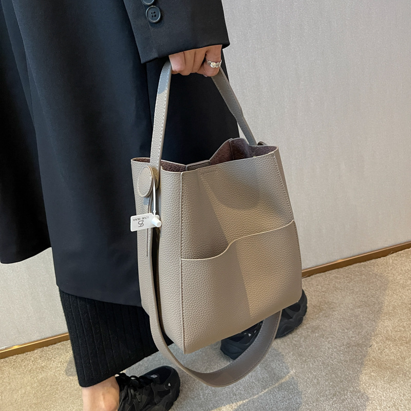 Inブルー炒め大容量! 通勤bは基礎を備えています。シンプルで広い肩にバケツを持っています。