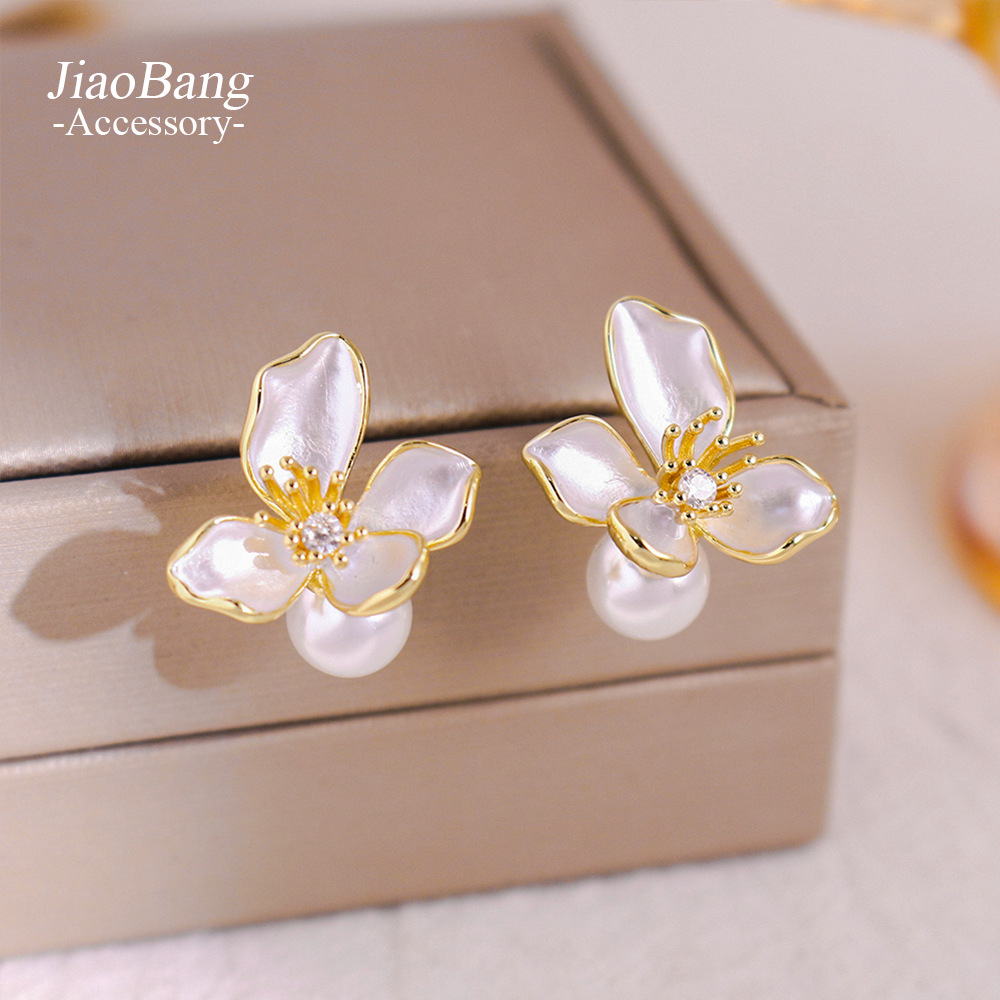 Retro sophisticated fashionable earrings with zircon from pearl