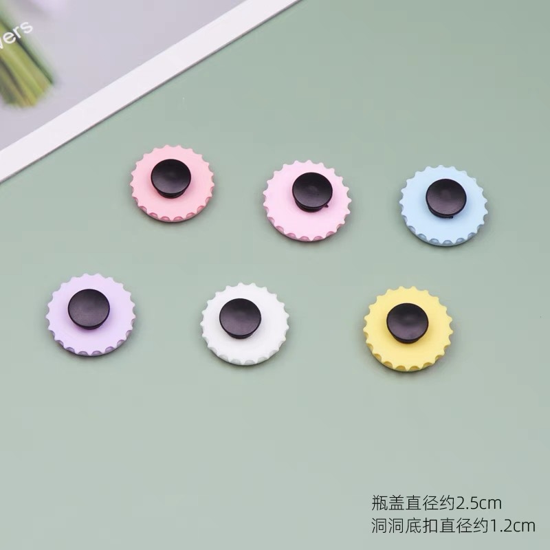 Nuevos dibujos animados Sanrio tapa de botella diy accesorios de resina Kulomi Crocs agujero botones accesorios de flores al por mayor