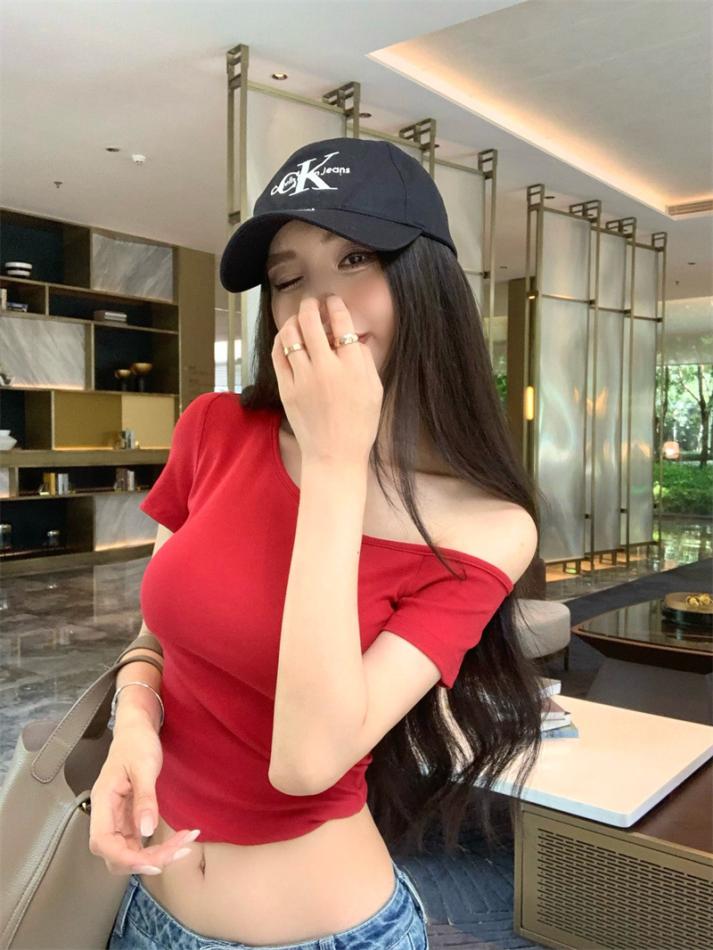 复制_性感辣妹斜领露肩短袖T恤女夏季不规则修身.jpg