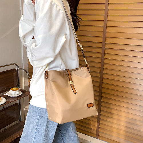 Korean style simple casual shoulder bag  new fashion crossbody bag nylon Oxford cloth lightweight bucket bag trendy