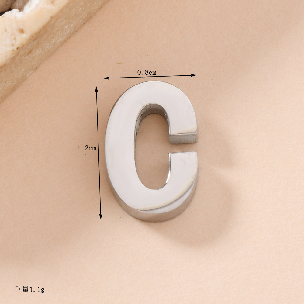 Venta caliente transfronteriza 26 letras inglesas colgantes de agujero recto collar de acero inoxidable colgantes accesorios de letras de bricolaje fabricantes de joyas