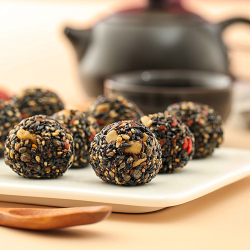 On behalf of the whole box of casual Internet celebrity chasing drama zero food snacks individually packaged crispy mulberry, wolfberry and black sesame balls