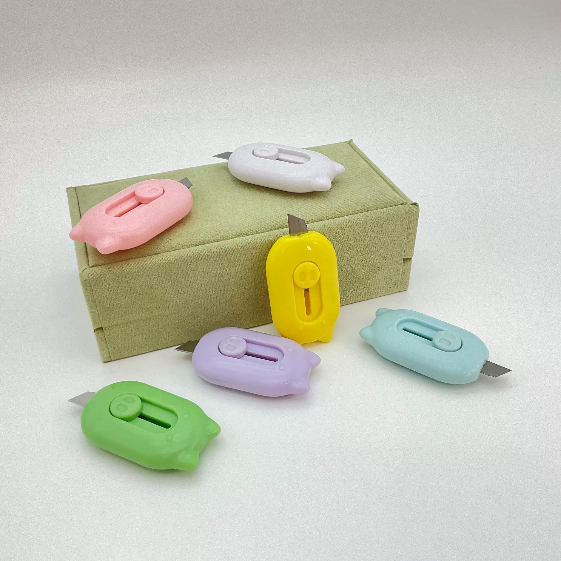 Фабрика-производитель, бесплатная доставка, универсальный нож для свиньи, мультяшный нож для распаковки «сделай сам», компактный офисный нож для резьбы ярких цветов