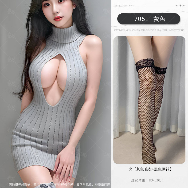 회색 스웨터 + 검정색 망사 스타킹
