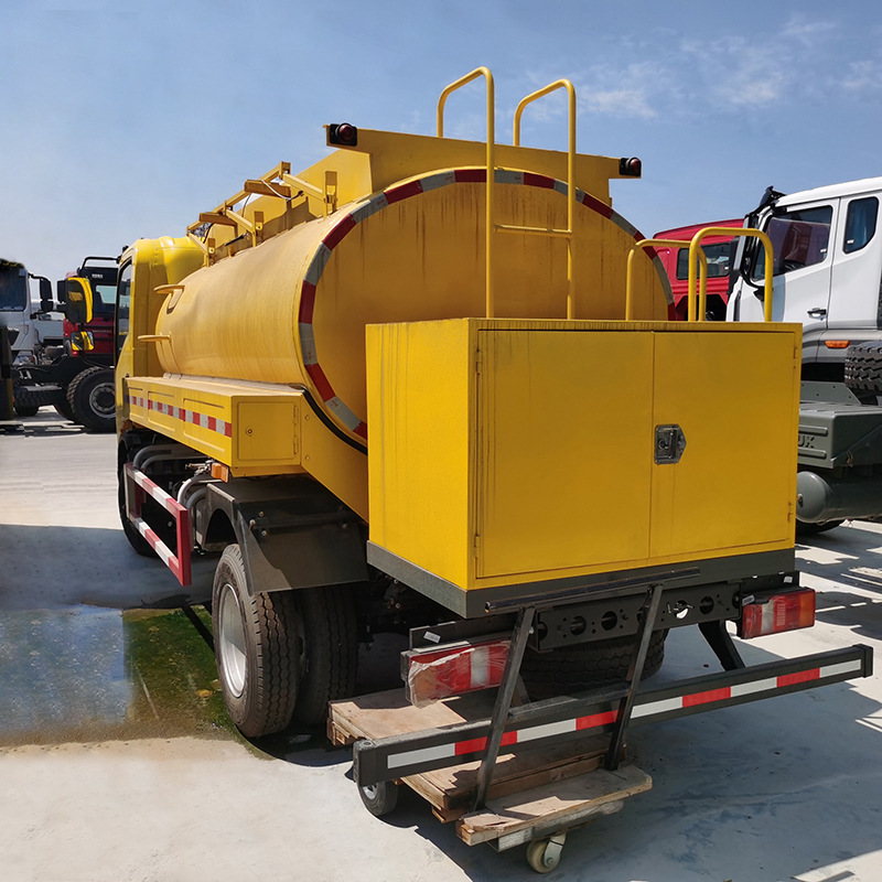 出售出口豪沃后八轮油罐车运油车 20方移动加油车 铝合金运输罐车