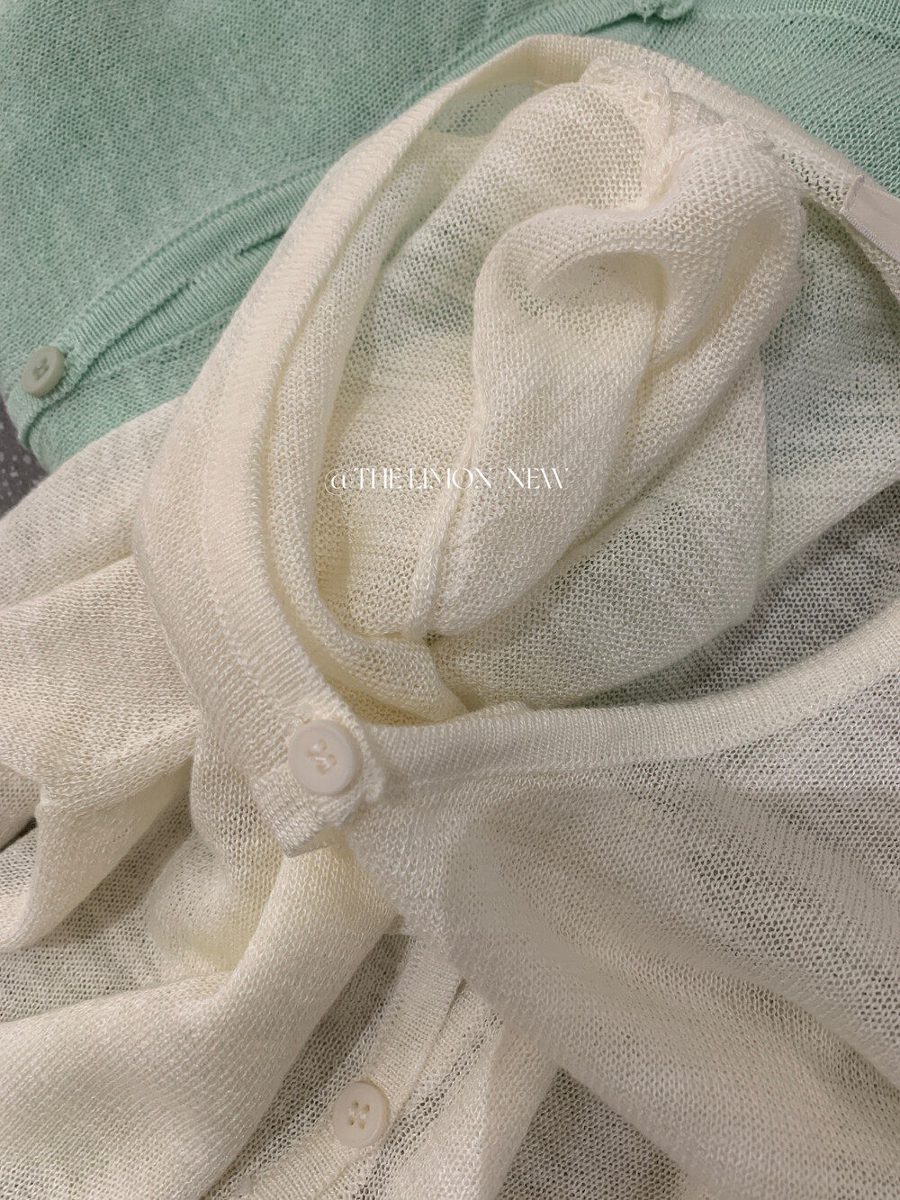 Áo khoác cardigan nữ cổ tròn chất liệu tre đũi chống nắng mỏng nhẹ — Đỏ thẫm, Xám cacbon, trắng ngà, xanh nhạt chi tiết 11