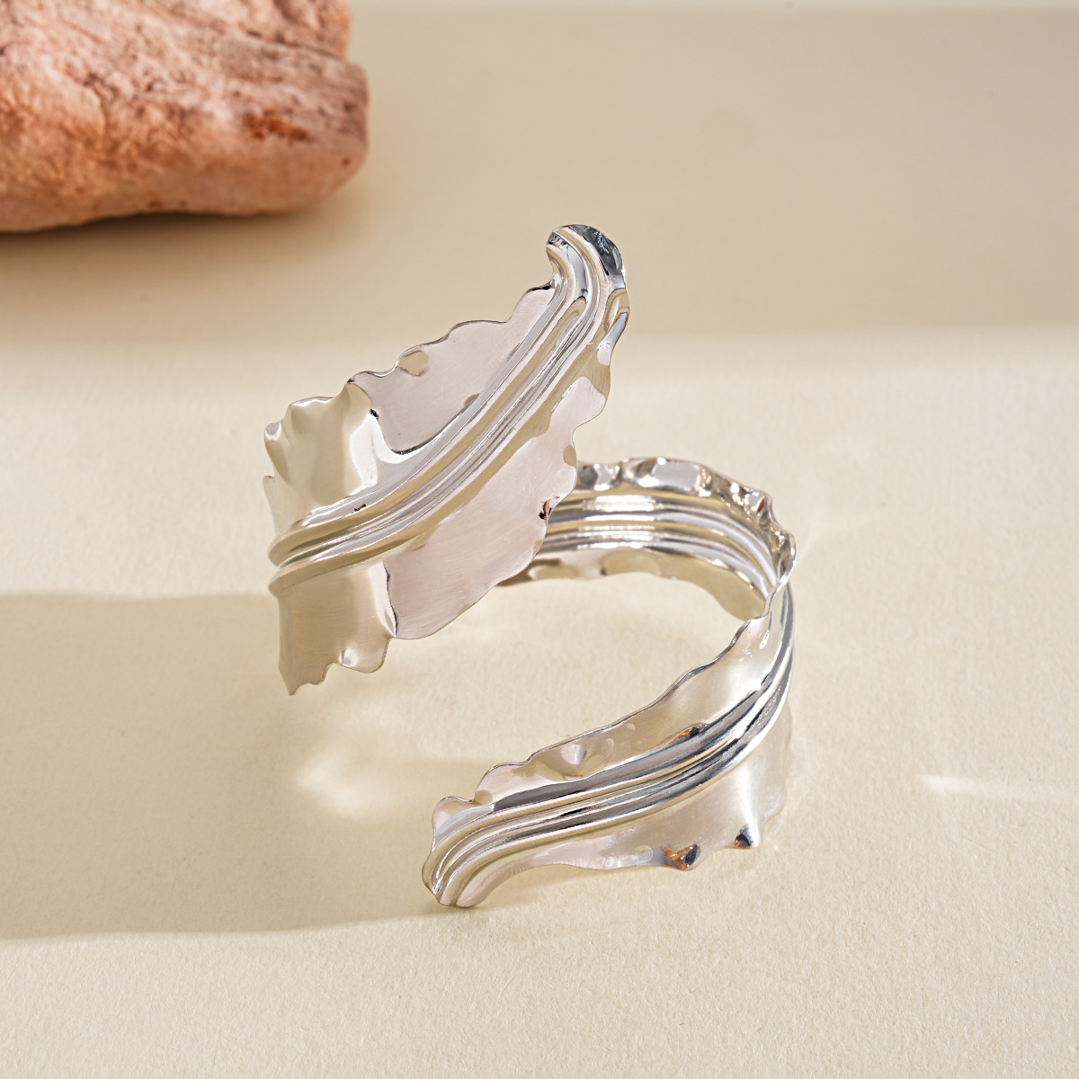 Europa y los Estados Unidos transfronterizos sensación metálica hoja plegado pulsera a rayas personalidad pulsera de moda única nicho de alta sensación de brazalete