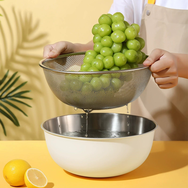 Мытьё овощей и кастрюль для приготовления пищи. Домашняя кухонная миска для смешивания салата из пищевой нержавеющей стали марки 304 для замешивания лапши и тазик.