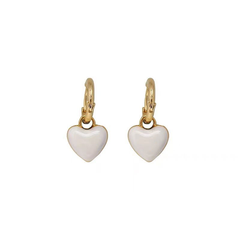 Pendientes de hebilla de oreja de viento frío de moda de celebridades de Internet con corazón de melocotón blanco simple y blanco coreano [Protección del medio ambiente]