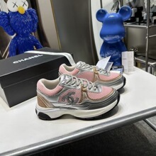 �ڽǴ������ϵ���r�е͎���H������������eЬ�ܲ�Ь��Ů���ɫ