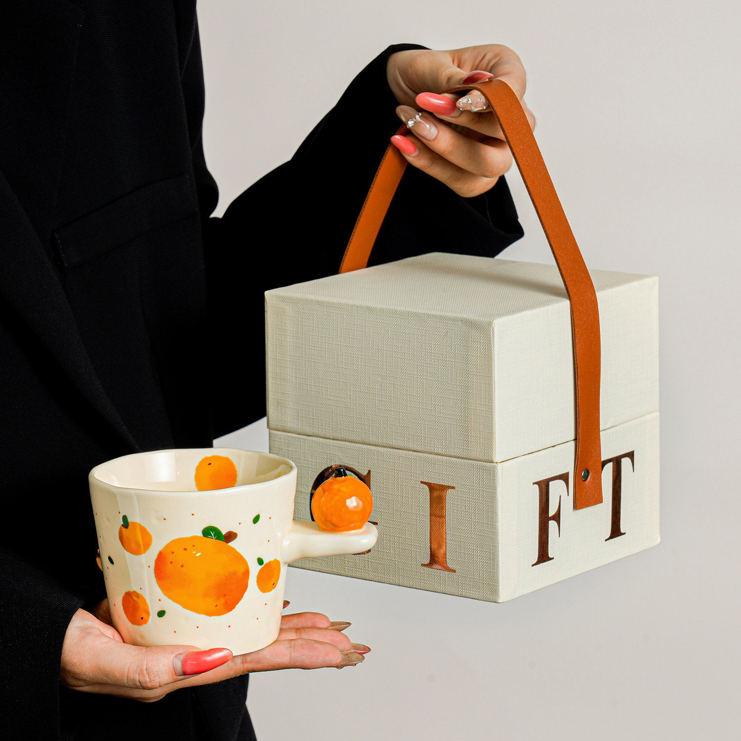 Cuatro naranjas en una caja de regalo de champán.