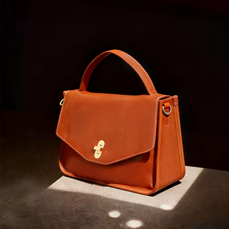 跨境新款复古高级感头层牛皮百搭邮差包真皮手提单肩植鞣皮女包包