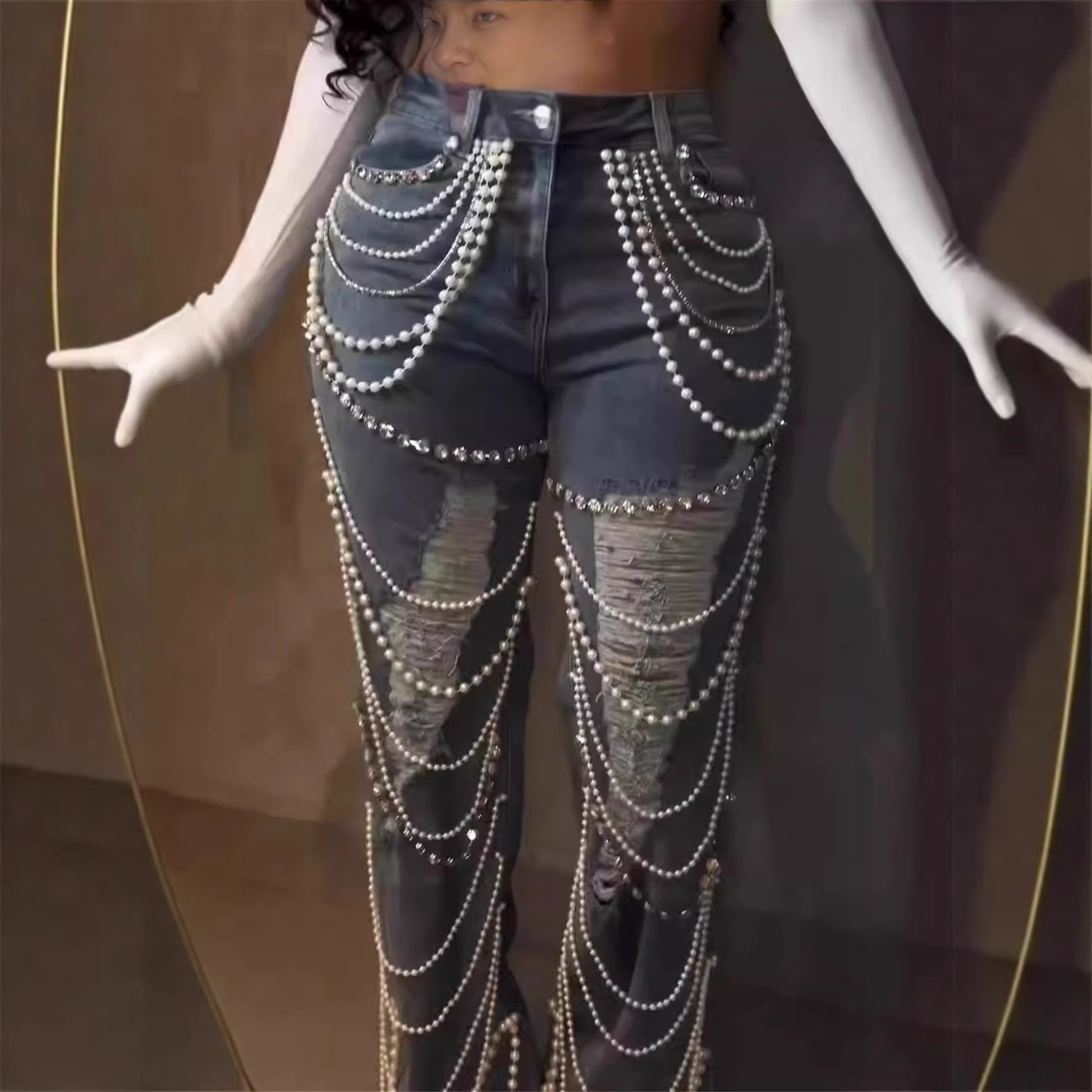 Dameskleding: Damesjeans met rechte pijpen en een verwassen look, met een hanger in de vorm van een diamanten ketting. Modieus voor formele en casual gelegenheden._voghion.com