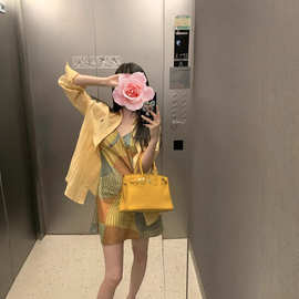 黄色格纹v领吊带连衣裙女夏季辣妹修身度假裙子设计感收腰a字短裙