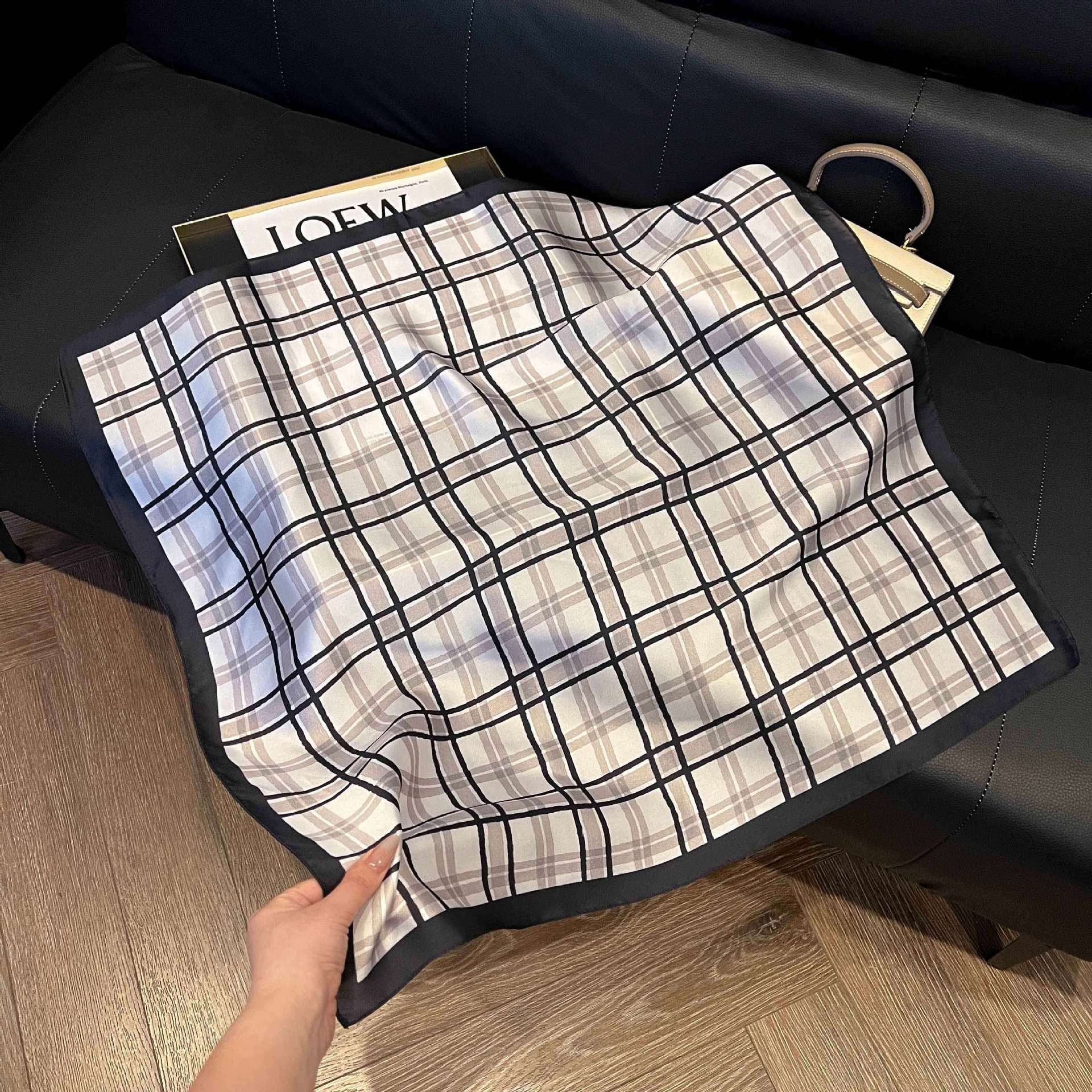 Transfronterizos nuevos bufandas de seda azul de alto nivel de seda cuadrada de simulación bufandas de moda de decoración de moda de combinación bolsa correa de pelo bufandas profesionales