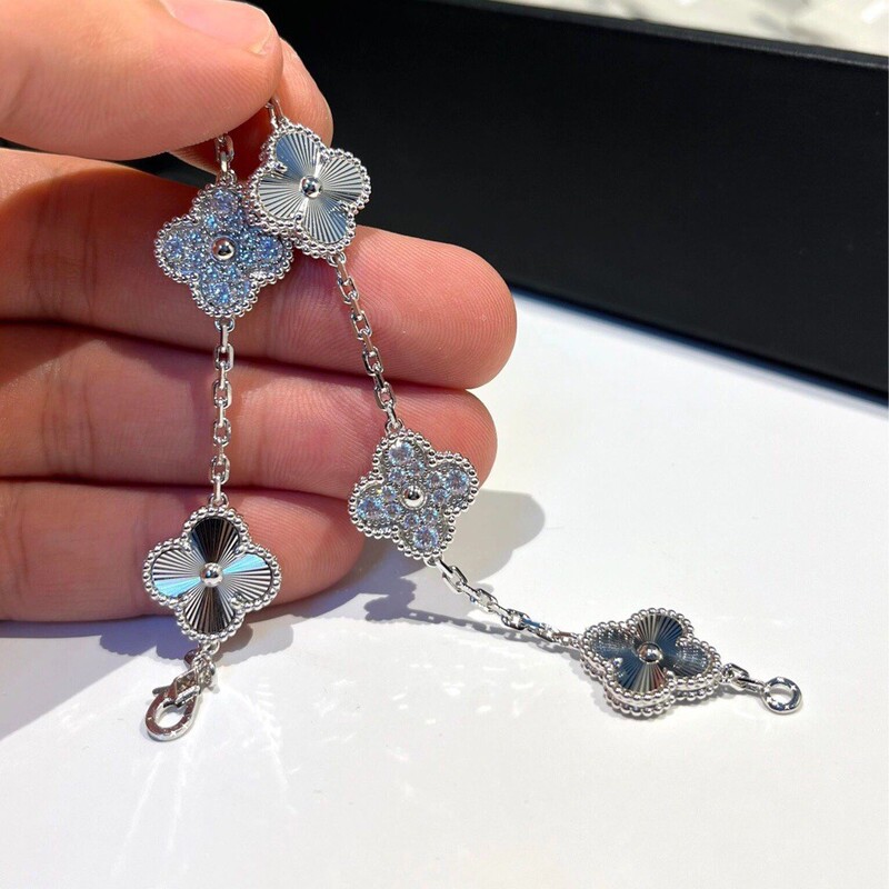 Lucky High-End Versatile Sterling Silver Clover Bracelet Light Luxury Thick Plated 18K White Gold Laser Diamond Bracelet for Women