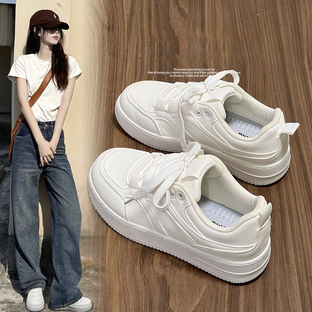 Zapatos blancos para mujeres 2025 primavera, verano y otoño transpirables coreanos universales para estudiantes de estilo de escuela zapatos casuales para mujeres planas
