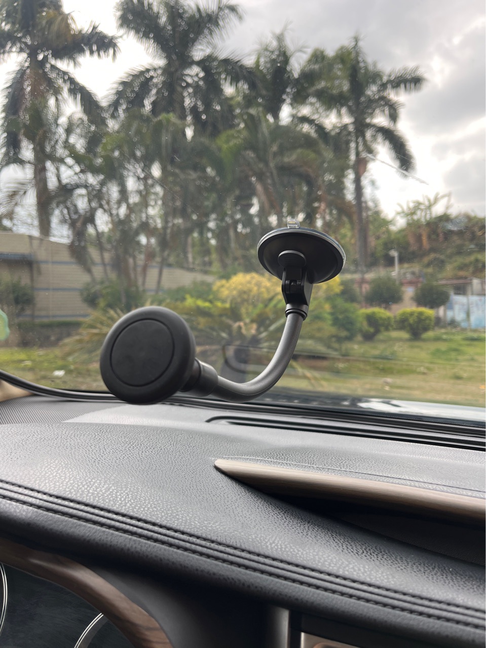 Multifunctional hose suction cup magnet car mobile phone holder universal navigation car supplies magnetic suction car holder factory