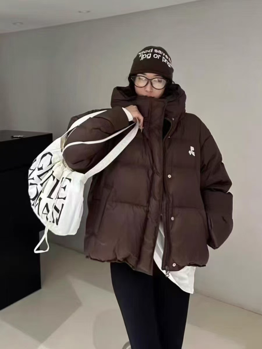 2024冬の女性の短い帽子がダウンジャケットを厚くした韓国版のゆるいパン服のデザイン感刺繍のコート