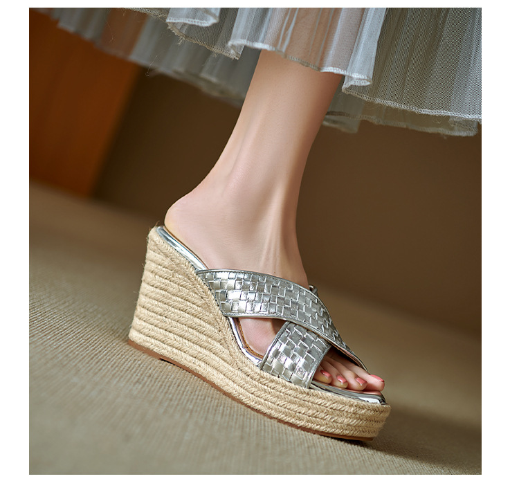 Dép sandal nữ quai chữ V đế xuồng cao gót 9 cm, mũi hở, chất liệu da thật — màu vàng, bạc chi tiết 11
