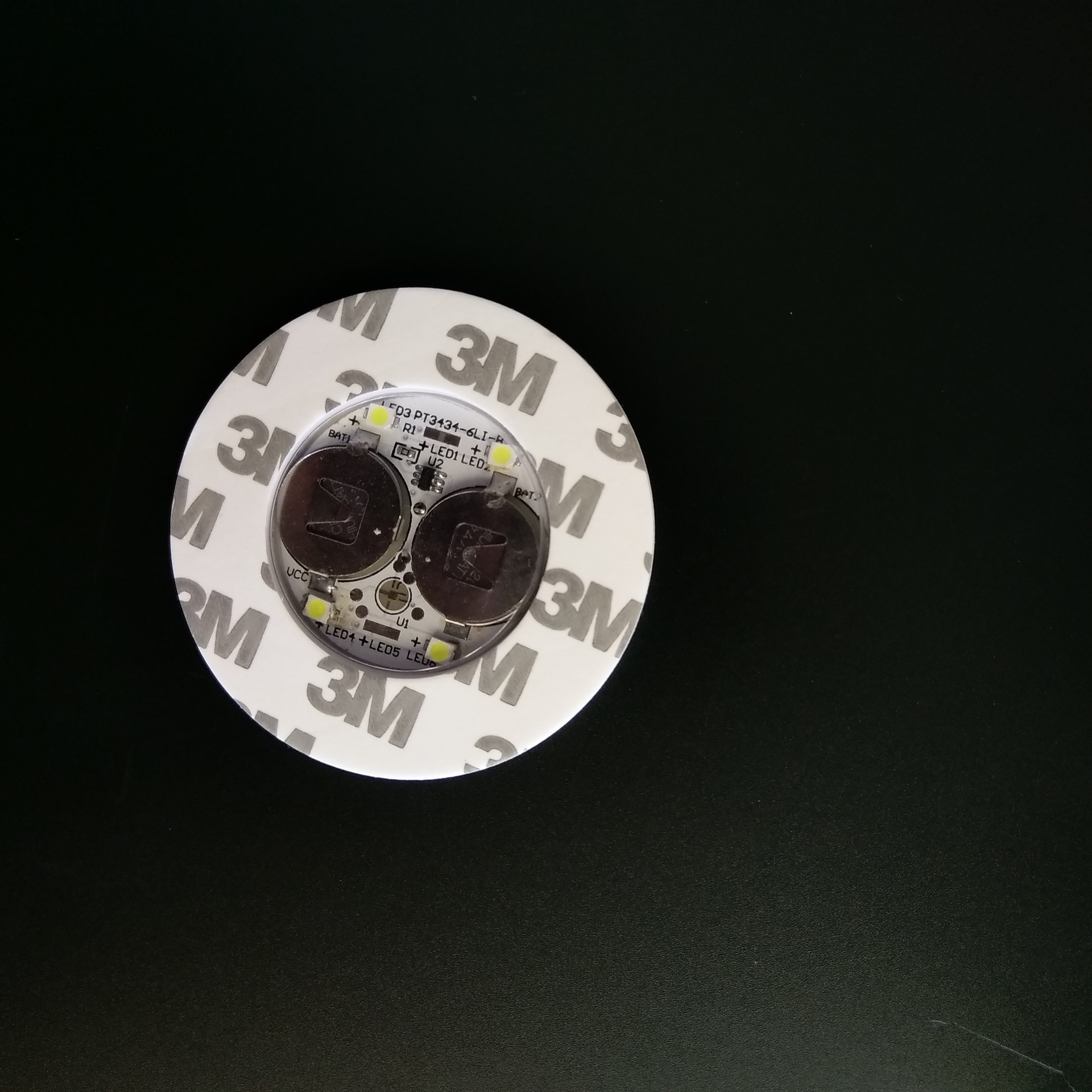 El fabricante produce pegatinas luminosas para vasos con 4 luces, pegatinas intermitentes para botellas de cócteles, posavasos LED impermeables, esponja de 6 cm, gran venta transfronteriza.