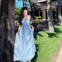 法式气质蓝色挂脖吊带连衣裙女夏季2025新款海边度假露背收腰长裙