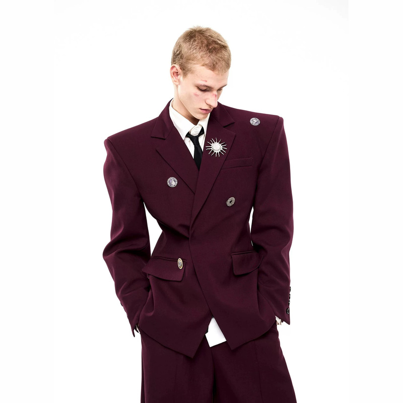 In stock: Celebrity style shoulder-lifting blazer for men, light luxury with metal brooch, slim-fit and crisp men's suit In stock: Celebrity style shoulder-lifting blazer for men, light luxury with metal brooch, slim-fit and crisp men's suit