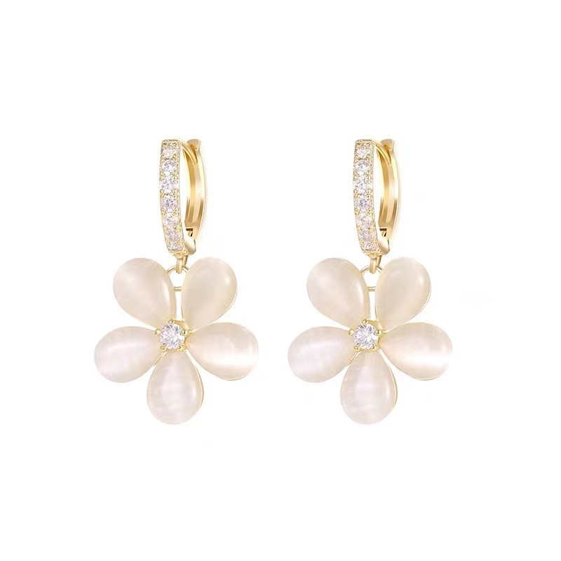 Estilo coreano nuevo temperamento de moda pequeño pendiente de flores frescas súper hada ópalo verde flor de cinco pétalos dulce oreja