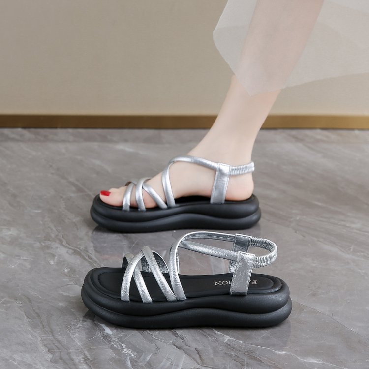 Red en línea sandalias de fondo grueso para mujeres verano 2025 nuevo hada con falda de moda para estudiantes sandalias romanas de fondo suave