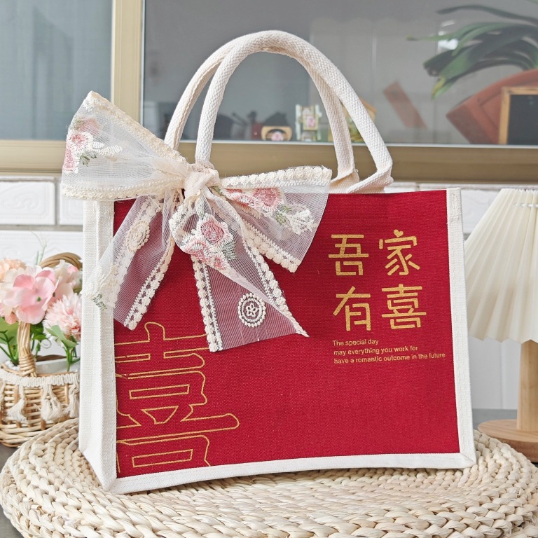 The red family is happy (send ribbon)