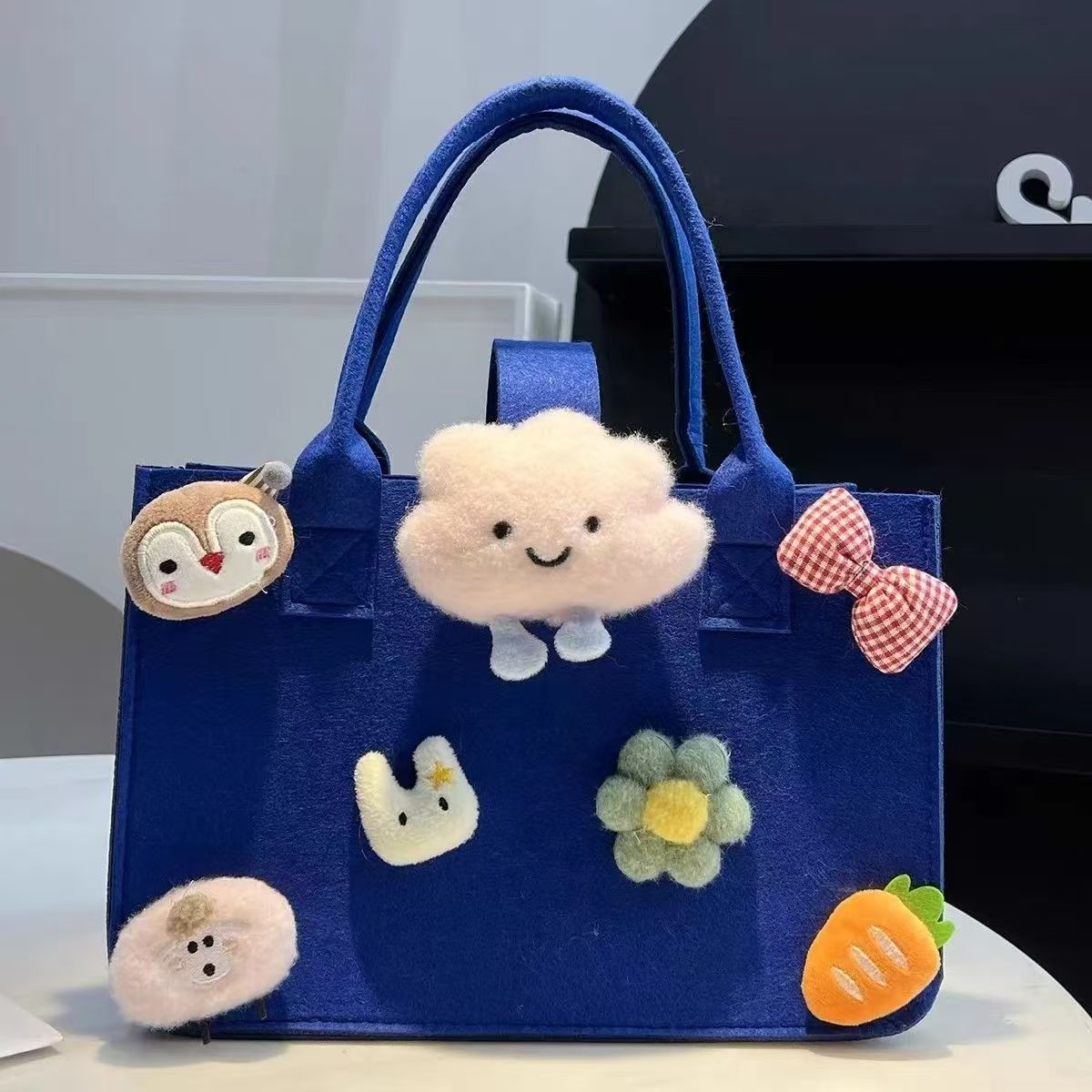 Fabricantes al por mayor en línea sobre rojo bolso de fieltro bolso de mano regalo de dibujos animados bolso de fieltro promoción de apertura bolso de regalo almacenamiento