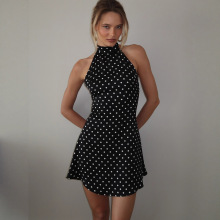 ���R�d�W�����|Ů�bӡ�����c�o��첱�����B��ȹ�Ը�¶��A�ֶ�ȹ