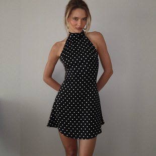 ���R�d�W�����|Ů�bӡ�����c�o��첱�����B��ȹ�Ը�¶��A�ֶ�ȹ