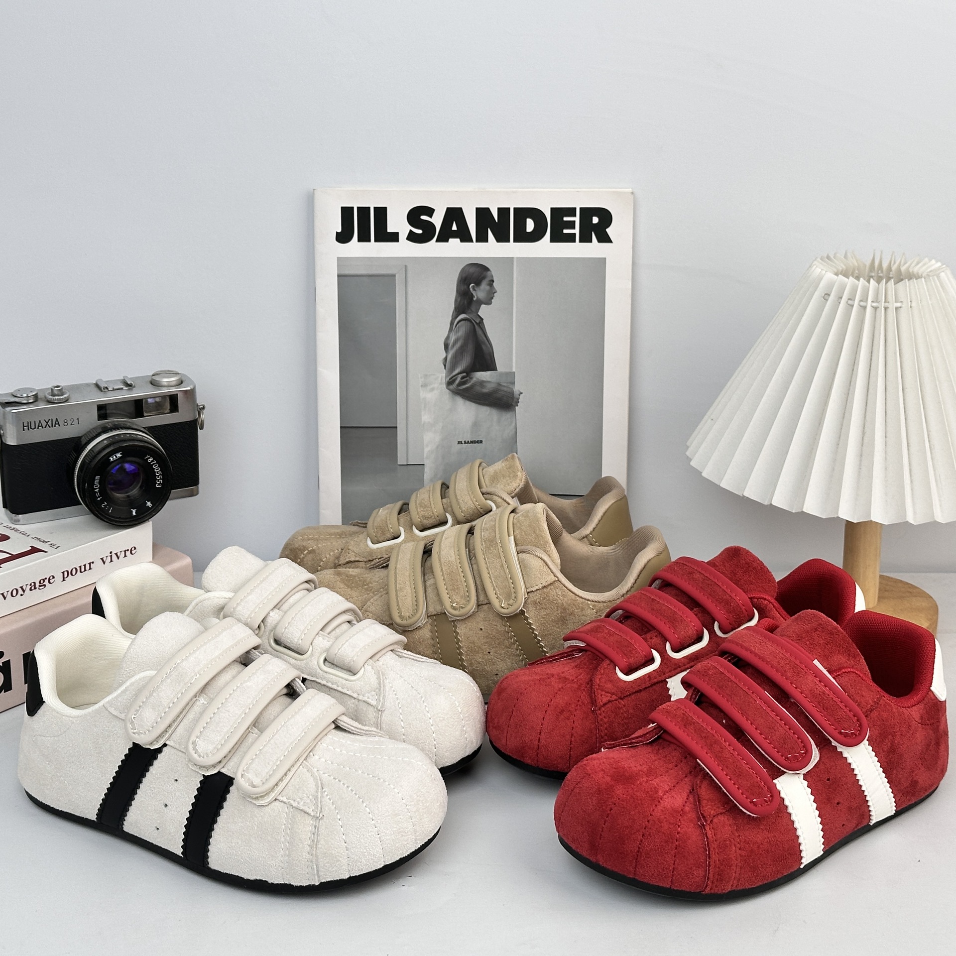 Zapatos de entrenamiento para mujeres 2025 nuevos velcro coreanos aumentan la altura de los zapatos deportivos casuales.