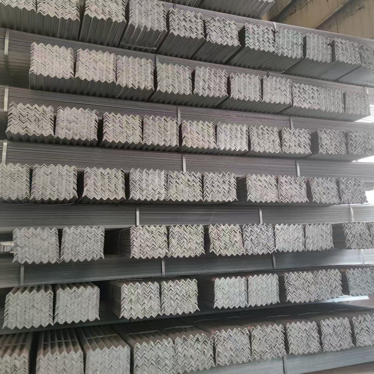 佛山镀锌角钢厂家直销，国标热浸锌角钢，不等边特价，支持定制