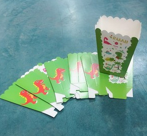 Amazon dibujos animados dinosaurio fiesta de cumpleaños traje triángulo bandera plato de papel caja de palomitas de maíz tapa de papel taza de fábrica de papel Yiwu