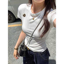 爱心胸针圆领正肩短袖T恤女2025夏新款纯欲正肩小衫白色打底上衣