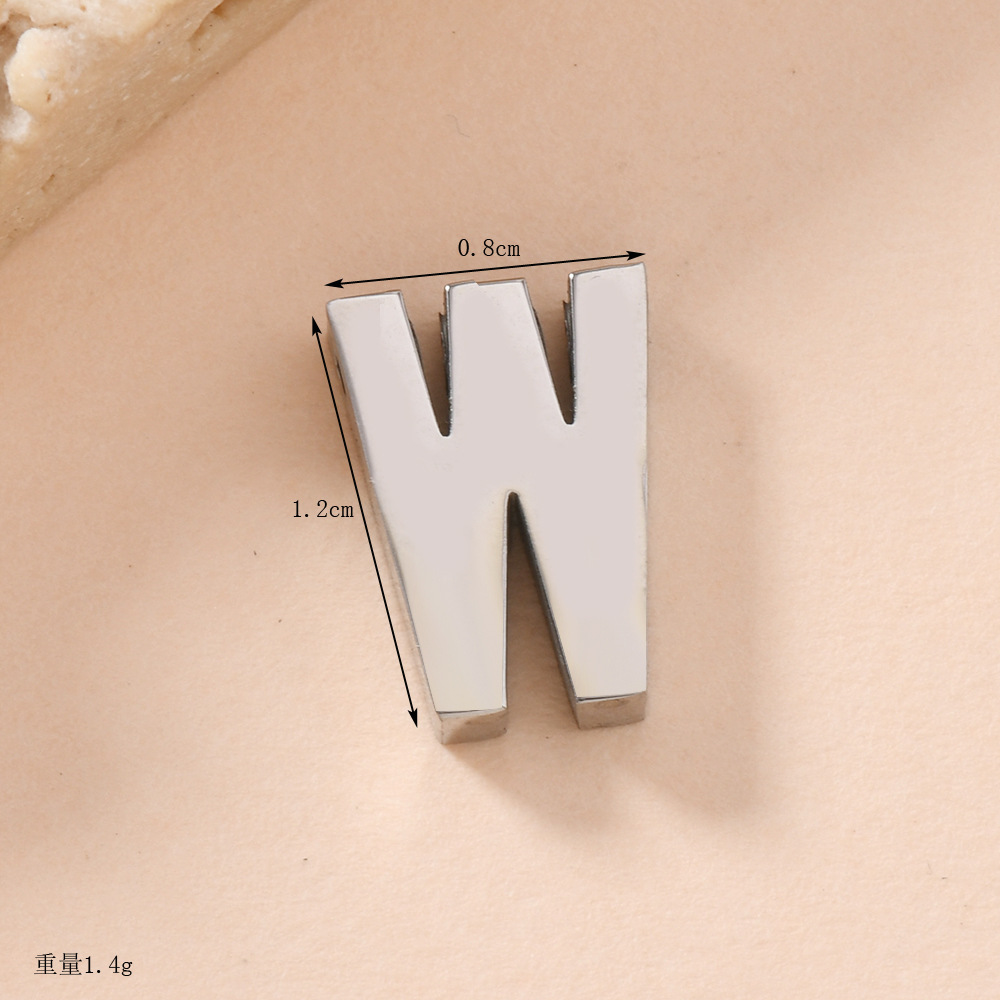 Venta caliente transfronteriza 26 letras inglesas colgantes de agujero recto collar de acero inoxidable colgantes accesorios de letras de bricolaje fabricantes de joyas