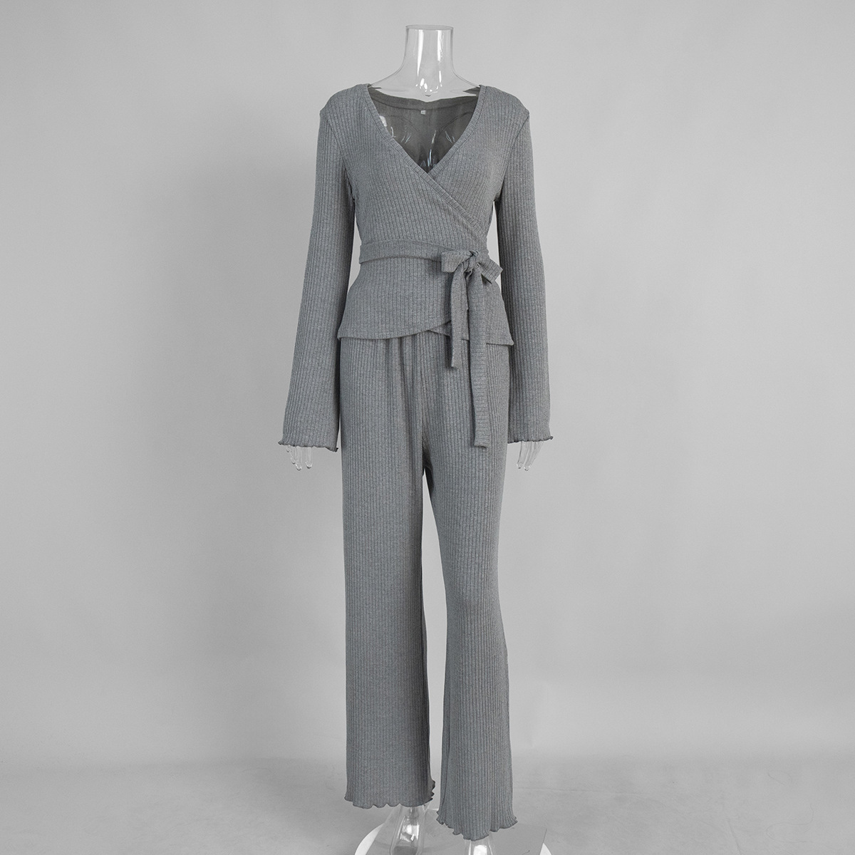 Dames gebreide set met V-hals, geribbelde top met trekkoord en lange mouwen, bestaande uit een tweedelig pak. Nieuw in de lentecollectie._voghion.com