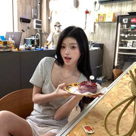 斜肩两穿u领条纹短袖t恤女夏季韩系设计感宽松慵懒松弛感露肩上衣