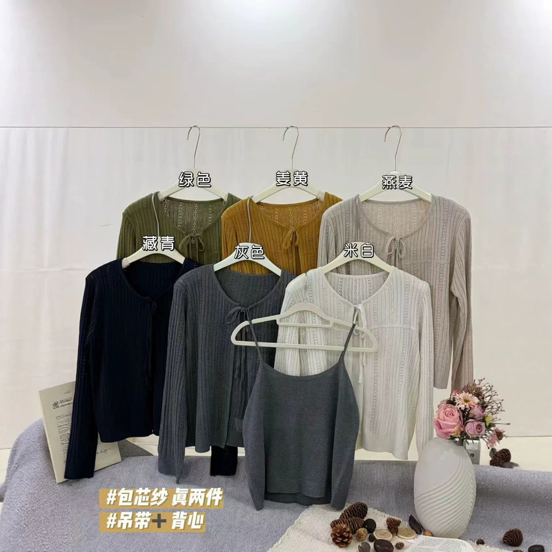 2026 super trendy early autumn outfit: a stunning two-piece set consisting of a pink sweater cardigan and a camisole 2026 super trendy early autumn outfit: a stunning two-piece set consisting of a pink sweater cardigan and a camisole