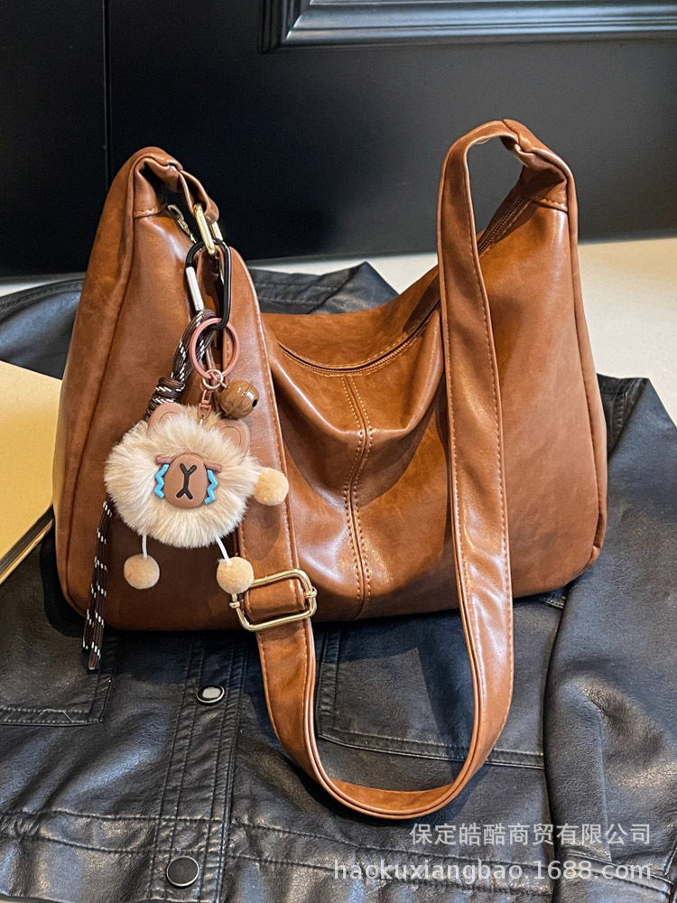 Capacious shoulder bag, universal one-shoulder bag, genuine leather
