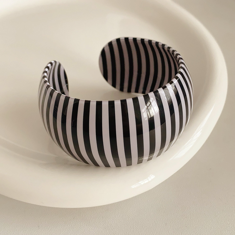 Europa y los Estados Unidos transfronterizos acrílico rayas geométricas anchas aberturas pulseras de nicho simple personalidad alta sensación de exageración brazalete image 9