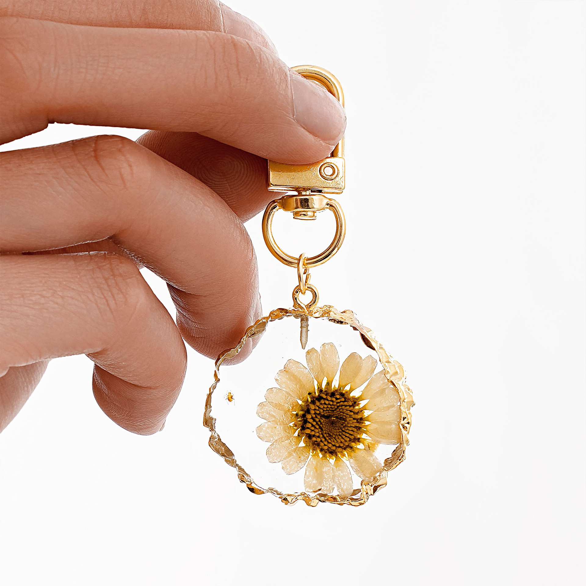 Nuevo cruzado de venta caliente llavero de moda europea y americana flor seca natural goteo de pegamento geometría amor colgante accesorios de aleación