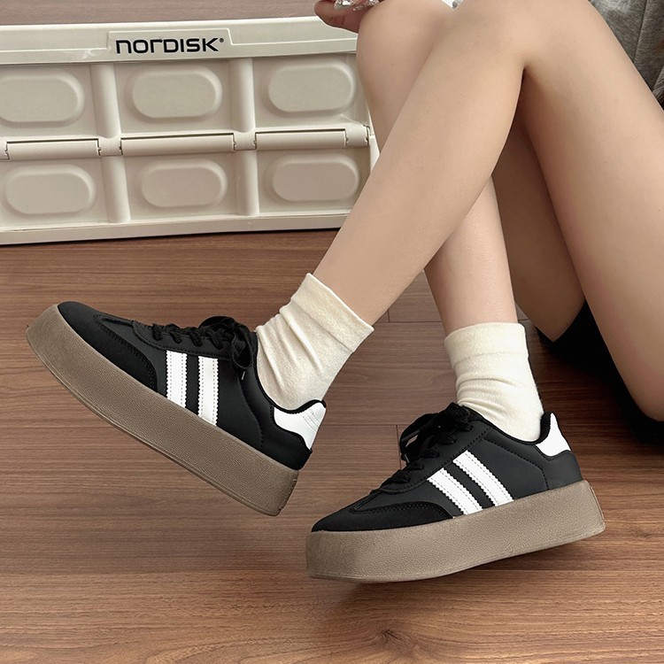 Zapatos de entrenamiento para mujeres 2025 nuevos zapatos de explosión de suela gruesa, zapatos blancos suaves, zapatos retro Gump, zapatos de skate casuales